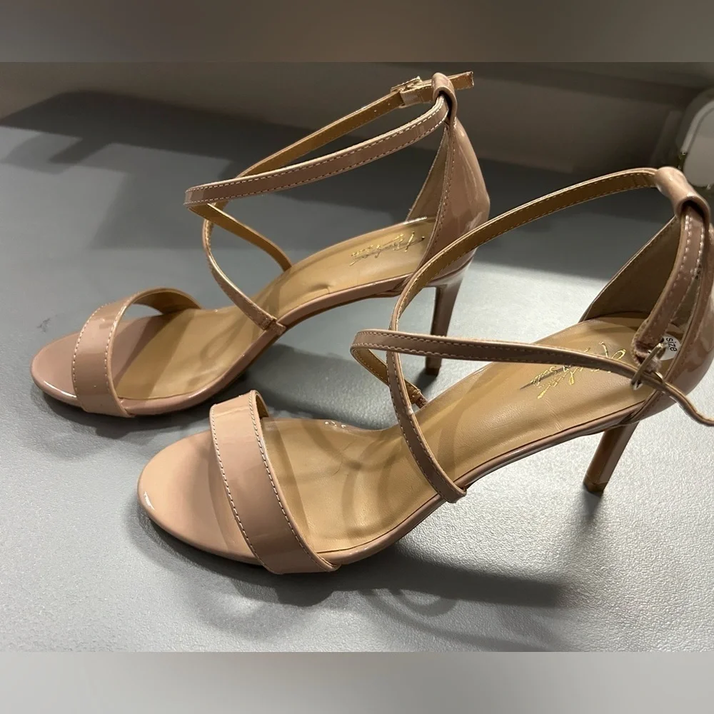 Thalia Sodi pink strappy‎ sandals, size 9.5